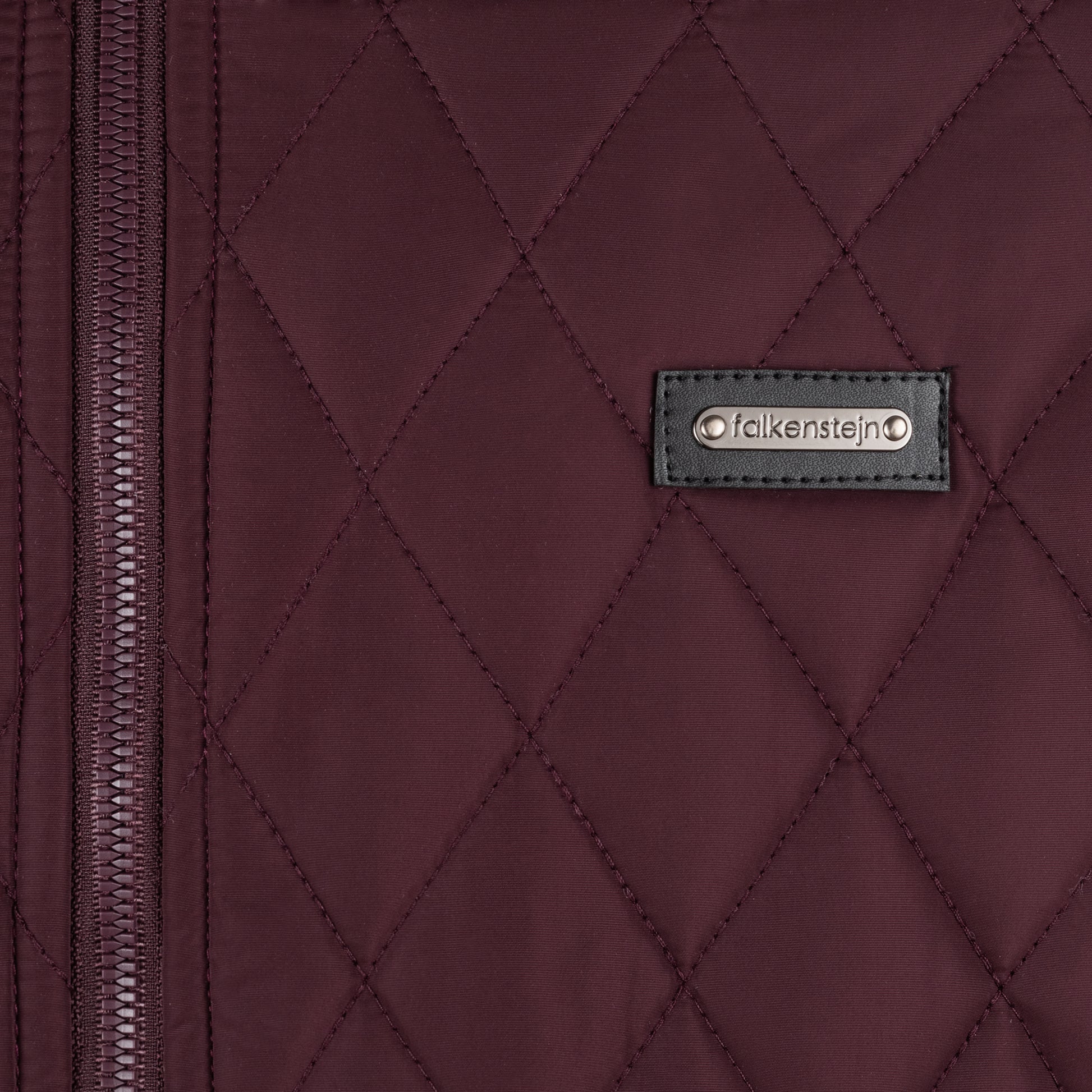Falkenstejn Steppjacke Ilian dark red Detailansicht Logo-Badge - City-Kaufhaus Herber GmbH
