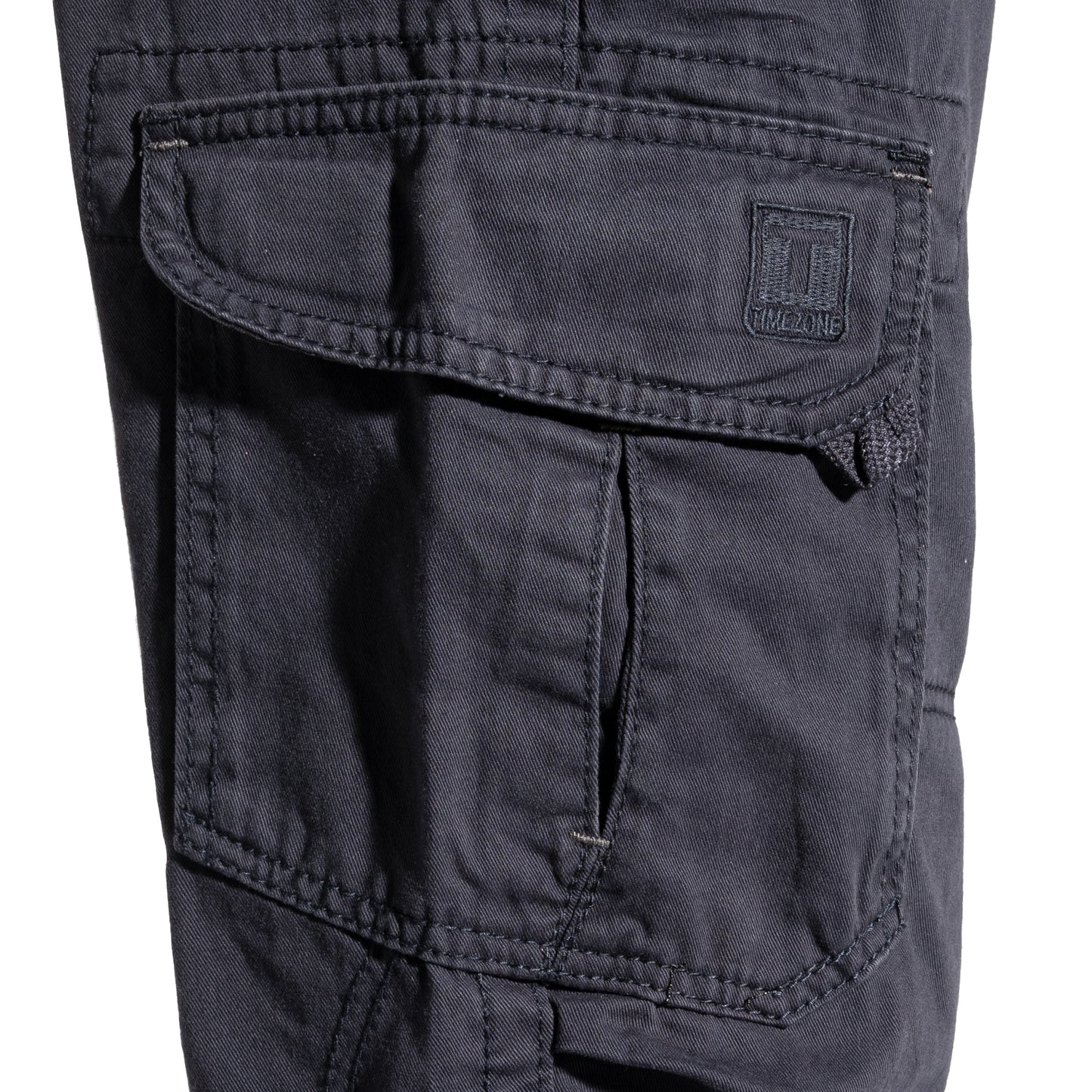 Timezone Cargohose Benito 3393/6445 Total Eclipse Detailansicht Cargotasche - City-Kaufhaus Herber GmbH