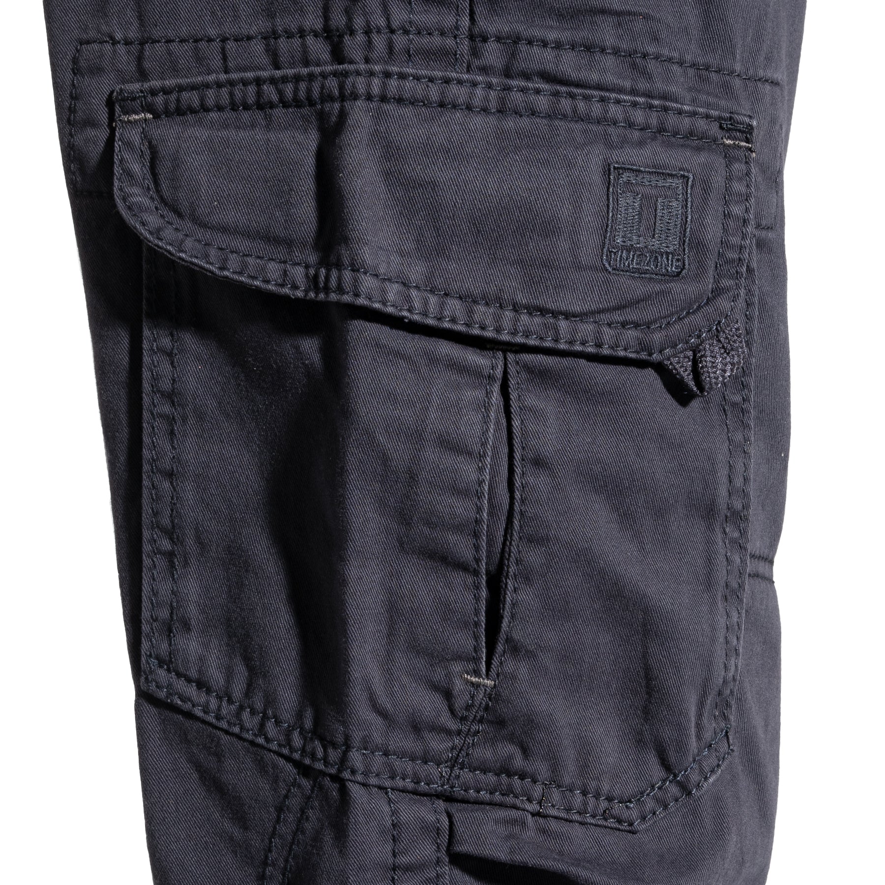 Timezone Cargohose Benito 3393/6445 Total Eclipse Detailansicht Cargotasche - City-Kaufhaus Herber GmbH