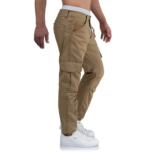 Timezone Cargohose Roger 4084 Safari Khaki Seitenansicht rechts am Model - City-Kaufhaus Herber GmbH