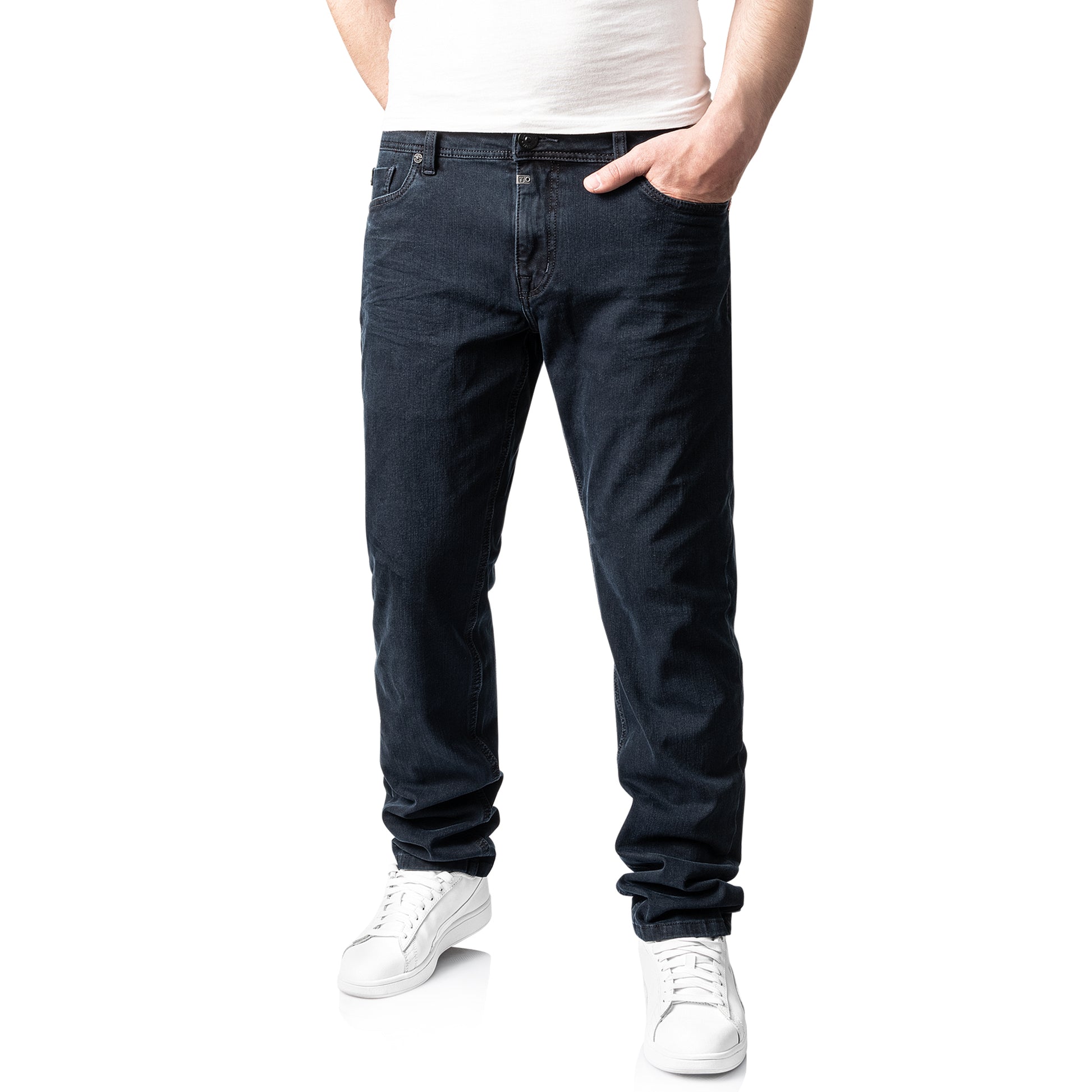 Timezone Stretchjeans Slim EduardoTZ 9882 black blue wash Vorderansicht am Model - City-Kaufhaus Herber GmbH