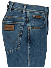 Laden Sie das Bild in den Galerie-Viewer, Wrangler TEXAS STRETCH Herren Jeans Regular Fit W12133010 Stonewash mit GürtelTexas Stretch Jeans -  City-Kaufhaus Herber GmbH
